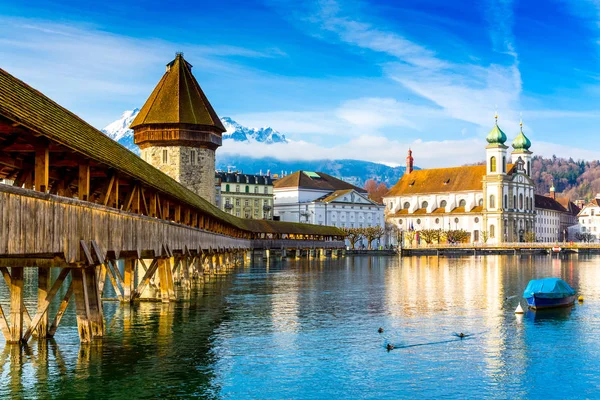 Kapellbrucke historische Kapelbrug en waterkant bezienswaardigheden in Lucern, Zwitserland — Stockfoto