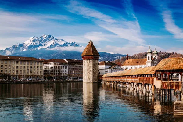 Kapellbrücke historische Kapellenbrücke und Wasserturm Wahrzeichen in Luzern, Schweiz — Stockfoto