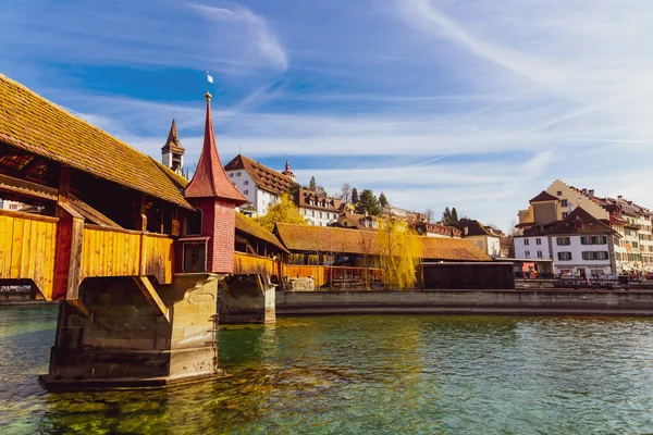 Vista de los edificios del casco antiguo y el puente de madera sobre el río Reuss en Lucerna, Suiza — Foto de Stock
