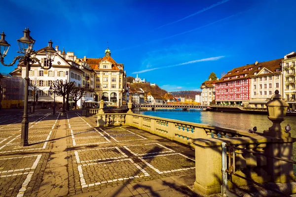 Oude stadsgebouwen over de Reuss River in Luzern stad, Zwitserland — Stockfoto