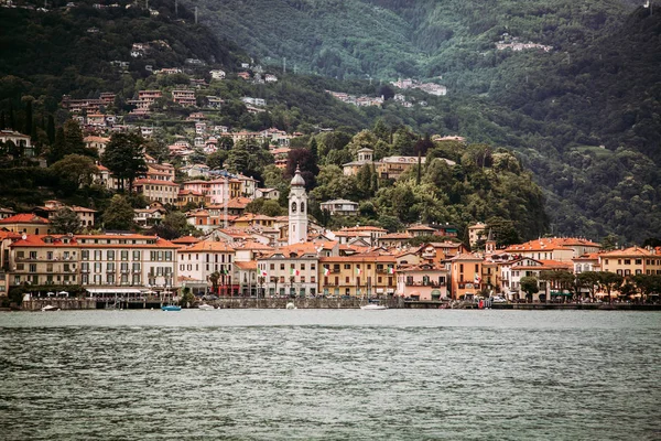 Imagem filtrada da cidade de Menaggio vista do Lago Como, Itália — Fotografia de Stock