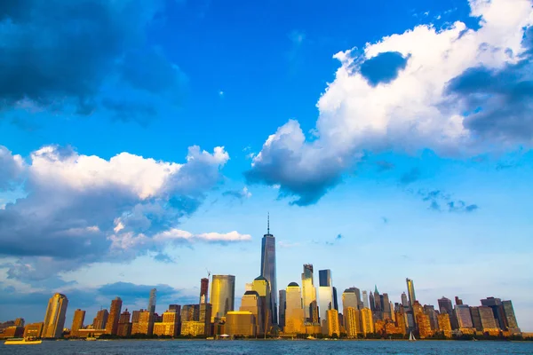 Panorama del Bajo Manhattan y Río Hudson tomados de la ciudad de Yersey al atardecer, Ciudad de Nueva York — Foto de Stock