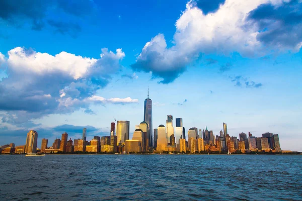 Panorama del Bajo Manhattan y Río Hudson tomados de la ciudad de Yersey al atardecer, Ciudad de Nueva York — Foto de Stock