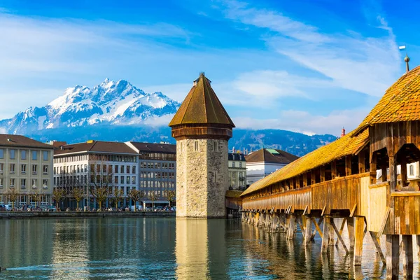 Kapellbrucke historische Kapelbrug en waterkant bezienswaardigheden in Lucern, Zwitserland — Stockfoto