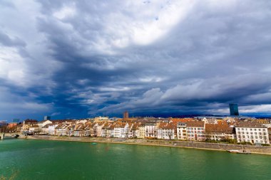 Ren Nehri boyunca Basel mimarisi ve Basel, İsviçre'de fırtına bulutları.
