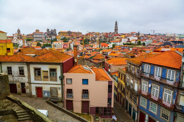 Hermoso panorama de los edificios históricos del casco antiguo de Oporto, Portugal —  Fotos de Stock