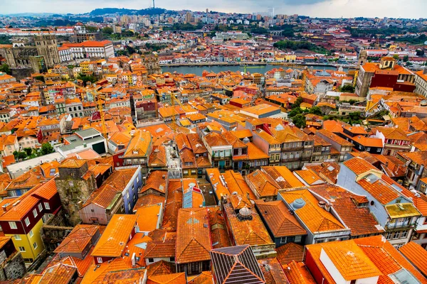 Vedere aeriană a clădirilor istorice vechi din orașul Porto și Vila Nova de Gaia cu râul Douro, Portugalia — Fotografie, imagine de stoc