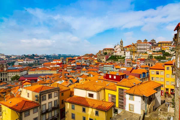 Hermoso panorama de los edificios históricos del casco antiguo de Oporto, Portugal Fotos De Stock Sin Royalties Gratis