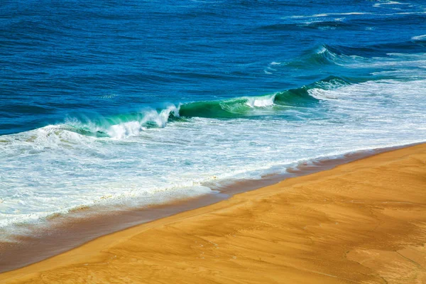 Vue aérienne de la plage de sable fin du Nord et de l'océan Atlantc avec de grandes vagues à Nazare, Portugal — Photo