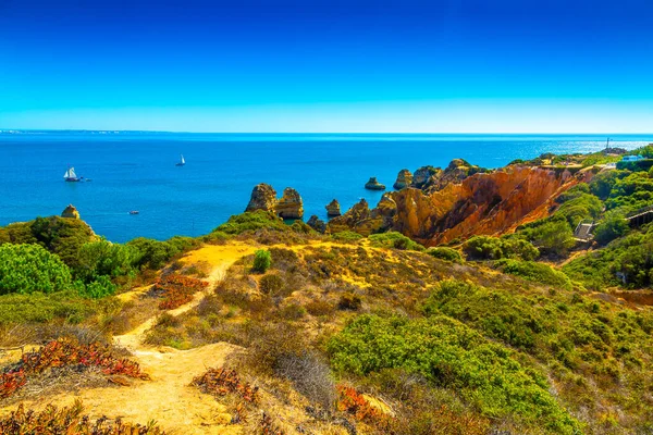 Mooie zandige ciffs langs de Algarve oceaankust neer Lagos stad, Portugal Stockfoto