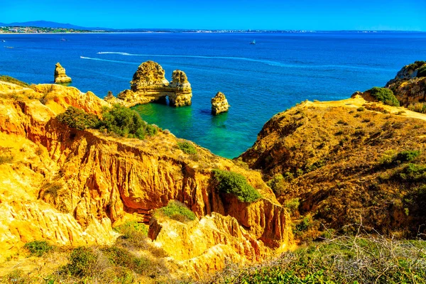 Bellissime ciffs sabbiose lungo la costa dell'oceano dell'Algarve neer Lagos city, Portogallo Fotografia Stock