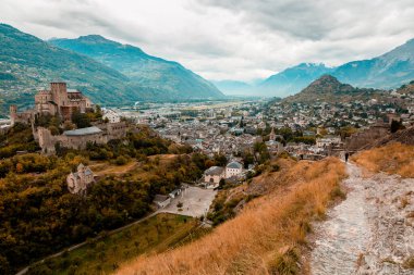 Sion şehri, Rhone Vadisi ve ortaçağ Valere Bazilikası Panoraması Tourbillon Kale Tepesi, Valais Kantonu, İsviçre