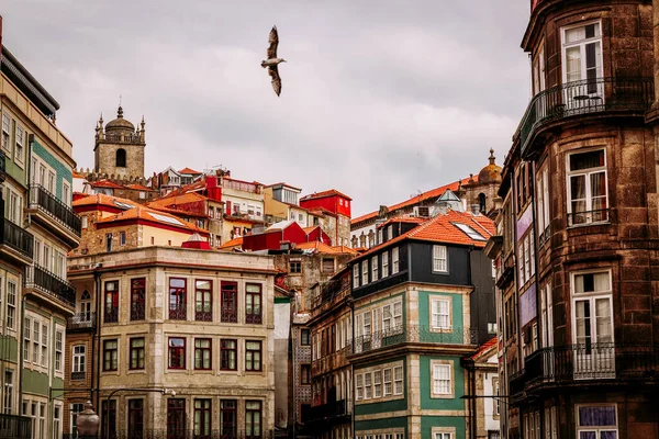 Prédios da cidade velha no bairro de Vitória, na cidade do Porto, Portugal — Fotografia de Stock