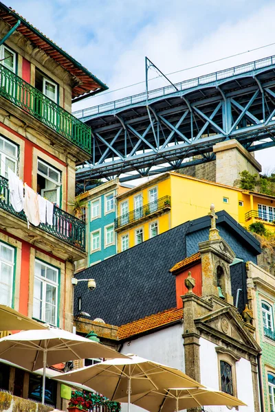 Frumoase clădiri istorice colorate în orașul vechi Ribeira din orașul Porto, Portugalia — Fotografie, imagine de stoc