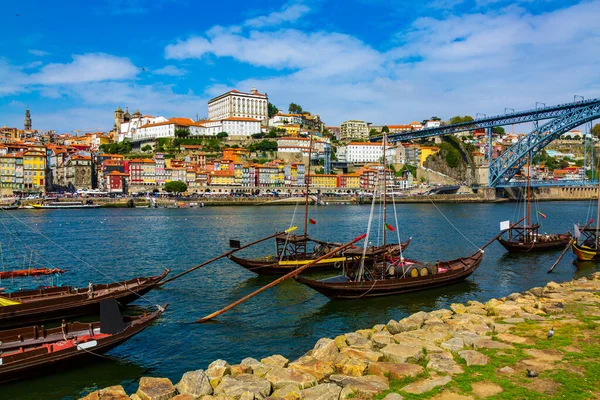 Porto, Portugalia Peisajul vechi al orașului Riberia cu podul Dom Lusi și râul Douro cu bărci tradiționale Rabelo — Fotografie, imagine de stoc