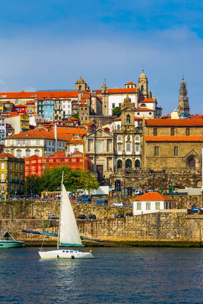 Oporto, Portogallo Distretto di Riberia con edifici storici visti dal fiume Douro — Foto Stock