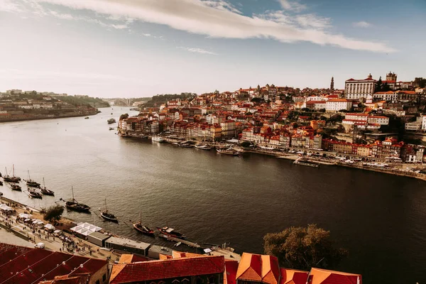 Porto, Portugalia, vedere uimitoare la cartierul Riberia cu case istorice și râul Douro văzut de pe podul Ponte de Dom Luis — Fotografie, imagine de stoc