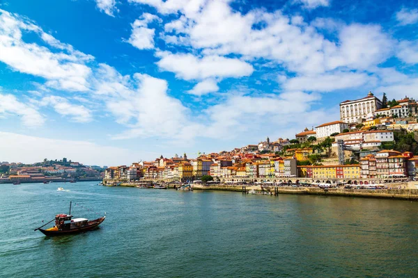 Porto, Portugal Altstadtbild und Douro-Fluss mit traditionellen Rabelo-Booten Stockfoto