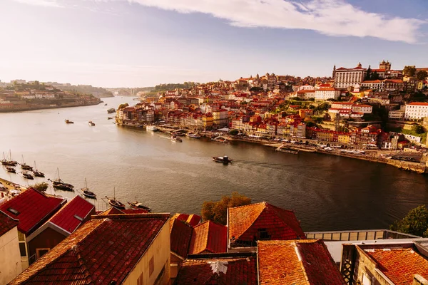 Порту, окрашенные в цвета старого города здания района Риберия и реки Доуро Лицензионные Стоковые Изображения