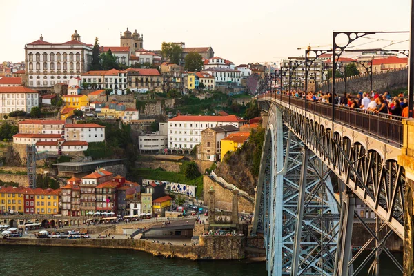 Oporto, Portugal, pintoresca vista del casco antiguo de Riberia y el puente Ponte de Dom Luis sobre el río Duero . Imágenes De Stock Sin Royalties Gratis