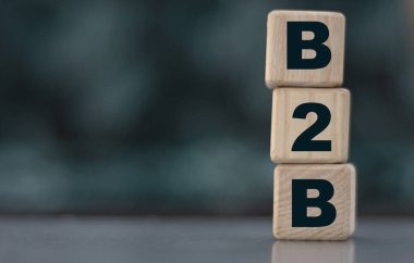 Küpler hakkında güzel, gri, yeşil bir arka planda B2B kelimesi. İş konsepti.