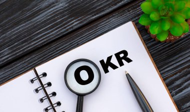 Not defterine büyüteç, kalem ve kaktüs ile yazılmış bir kelime.