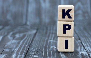 Tahta gri arka planda küplere KPI sözcüğü konsepti