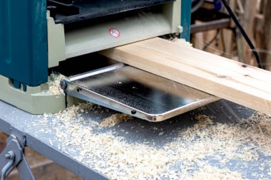 küçük detayları olan ahşap işlemeli testere makinesi