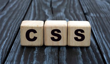 Küpler üzerinde güzel, gri bir arka planda CSS kavramı. Teknoloji ve bilgisayar kavramı