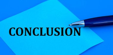 Mavi arkaplanda mavi kağıda yazılmış bir kalemle yazılmış CONCLUSION sözcüğü.