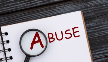 Karanlık, güzel bir arka planda, büyüteçle deftere yazılmış bir kelime. İş konsepti