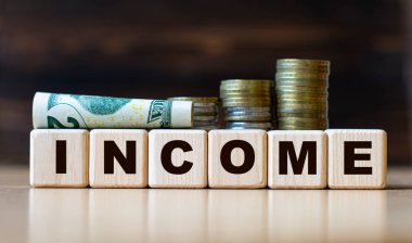 Gelir: Bozuk paralarla güzel, karanlık bir arka planda kesilmiş bir söz. İş konsepti