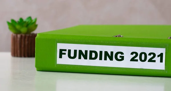 Fundamento 2021 Palavra Pasta Verde Fundo Claro Com Cacto Conceito — Fotografia de Stock