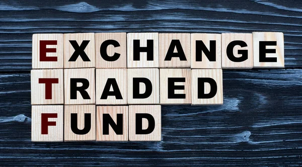 Exchange Traded Fund Woorden Blokjes Een Donkere Prachtige Achtergrond Bedrijfs — Stockfoto