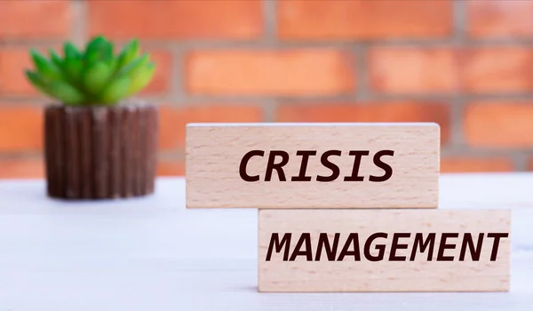 Crisis Management Die Worte Auf Würfeln Vor Dem Hintergrund Einer — Stockfoto