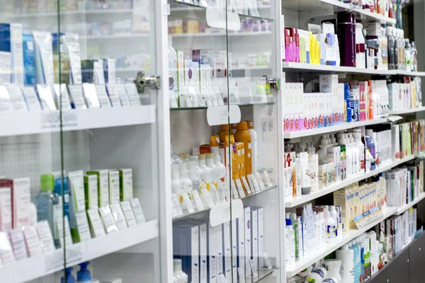 Eczane. İlacın içleri raflarda yer almaktadır.
