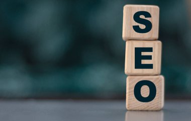 Küpler hakkında SEO sözcüğü daha güzel gri bir arka planda.