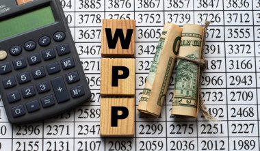 WPP - Kağıt arkaplanda sayılar, banknotlar ve hesap makineli küplerin kısaltması. İş ve finans kavramı