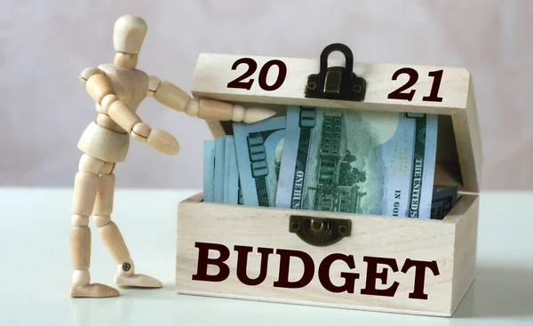 Begroting 2021 Woord Houten Kist Een Lichte Achtergrond Met Een — Stockfoto