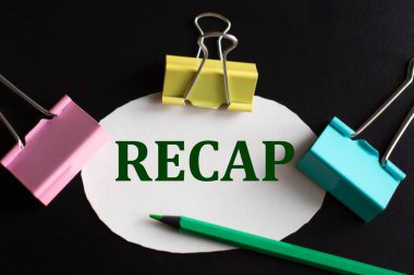 RECAP - beyaz kağıt üzerinde çok renkli ataçlar ve yeşil kalemle kelime. İş konsepti