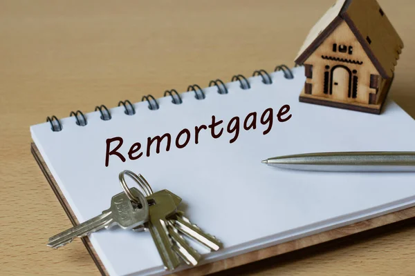 Remortgage Слово Написано Тетрадке Ручкой Деревянным Домом Концепция Бизнеса Финансов — стоковое фото