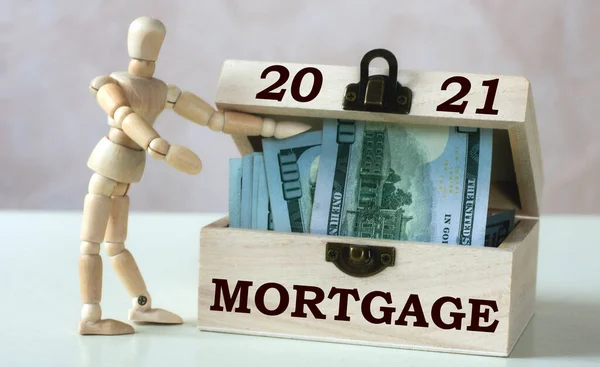 Слово Mortgage 2021 Деревянном Сундуке Светлом Фоне Деревянным Мужчиной Концепция — стоковое фото