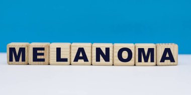 mavi arkaplanda küpler üzerinde melanom kavramı