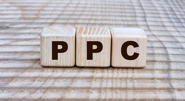 Küpler üzerinde güzel bir arkaplan üzerinde PPC (tıklama başına ödeme) sözcüğü kavramı. İş konsepti