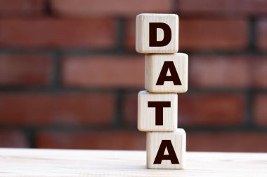 Küpler üzerindeki konsept kelime DATA, tuğla duvarın arka planında. İş konsepti