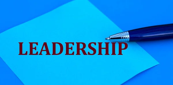 Слово Leadership Написане Ручкою Синьому Папері Синьому Фоні — стокове фото