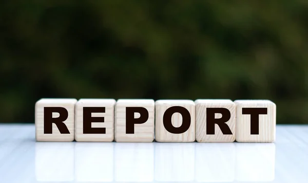 Das Konzept Des Wortes Report Auf Würfeln Auf Schönem Grünen — Stockfoto