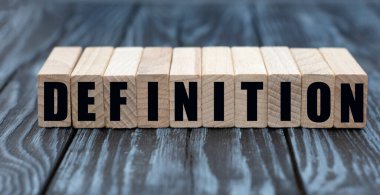 Koyu gümüş ahşap arka plandaki parmaklıklar üzerinde konsept kelime tanımı