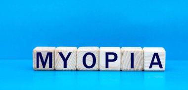 Mavi arka plandaki küplere konsept kelime MYOPIA. Tıbbi konsept