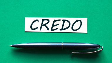 CREDO - siyah saplı yeşil arka planda bir kelime. Bilgi kavramı